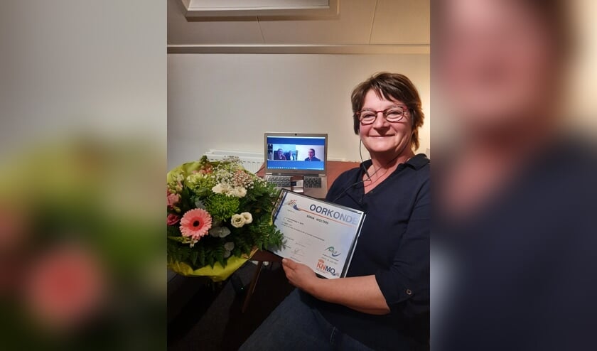 <p>Sonja Wolters ontvangt de oorkonde, bloemen en digitale felicitaties voor haar 40-jarig jubileum. Foto: PR St. Agatha</p>