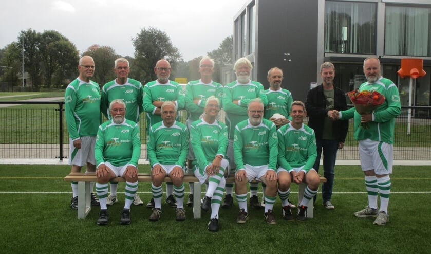 De 'walking footballers' in tijden toen er nog handen werden geschud en men geen afstand hield... Foto: PR