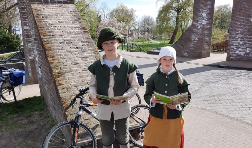 <p>Harmen en Bregje bij de eerste opdracht van de route 'Onder vuur'. Foto: Kyra Broshuis</p>