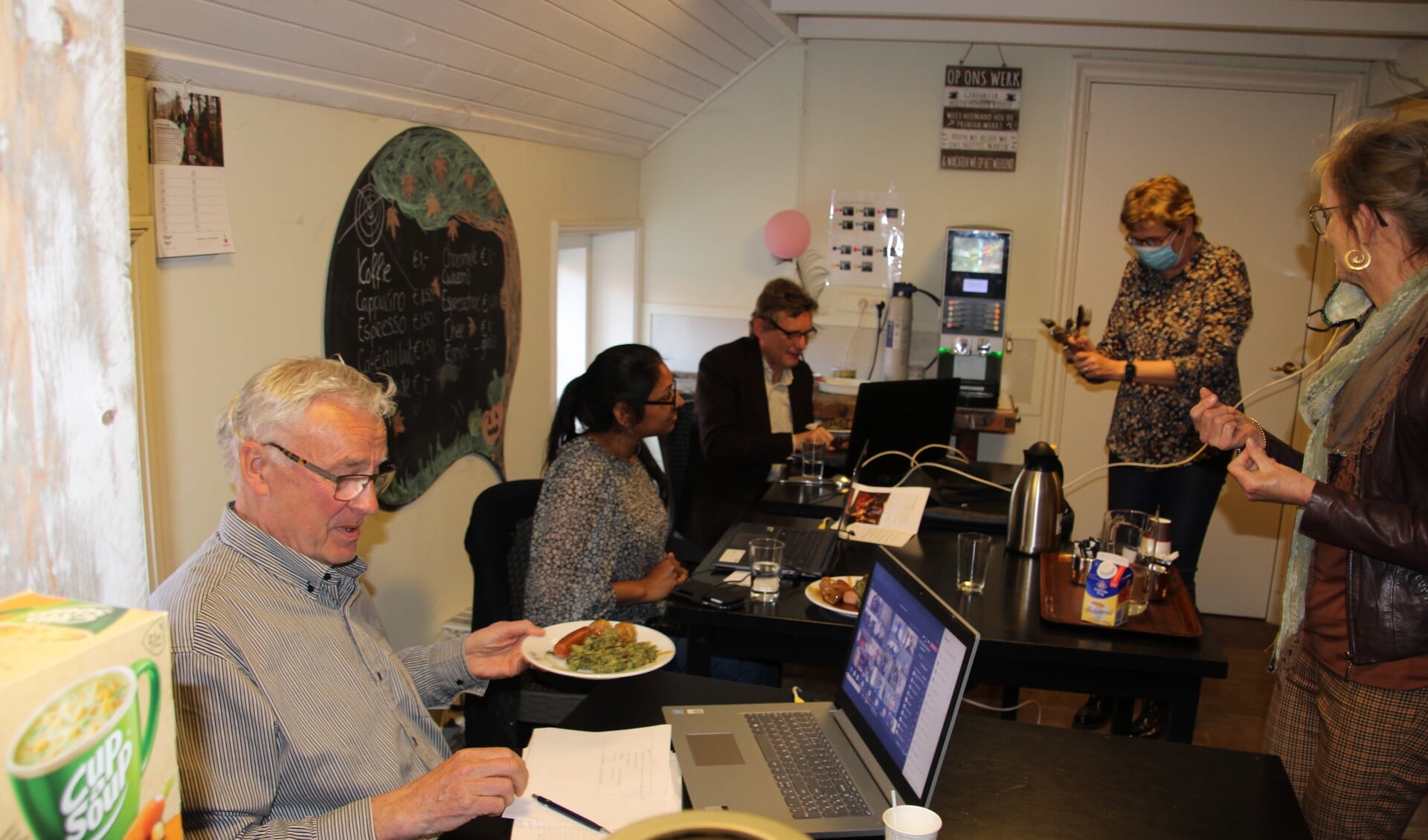 Ook de vrijwilligers in De Ahof en gastheer burgemeester Stapelkamp genieten van de maaltijd. Foto: Lydia ter Welle