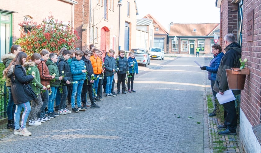 Leerlingen luisteren naar een korte toespraak en het gedicht. Foto: Henk Derksen