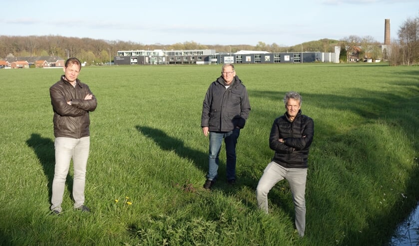 <p>Van links naar rechts. Edwin Nijenhuis, Johan Damkot, Erik Kruisselbrink, bij het beekje. Foto: Clemens Bielen</p>