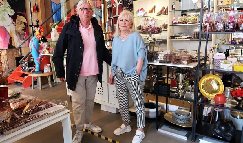 Jean en Netty Huis in ’t Veld, staande in hun Art & Chocolat-winkel in Groenlo. Foto: Theo Huijskes