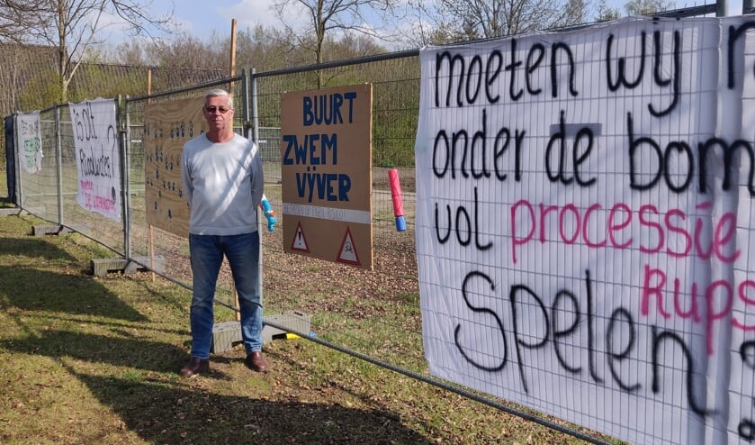 Bert Dijkhuizen bij de hekken om het speelveldje. Foto: Rob Stevens