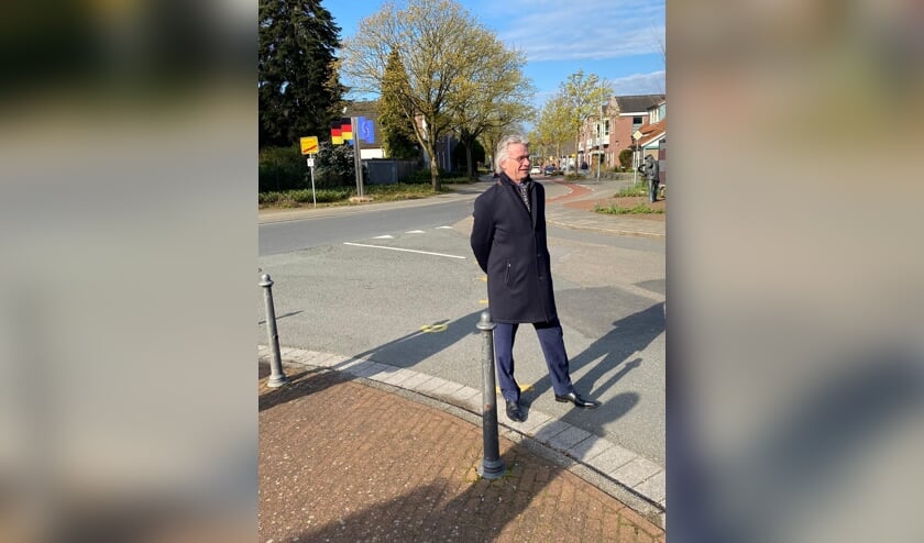 Commissaris van de Koning John Berends neemt de situatie in DinxperWick in ogenschouw. Foto: PR