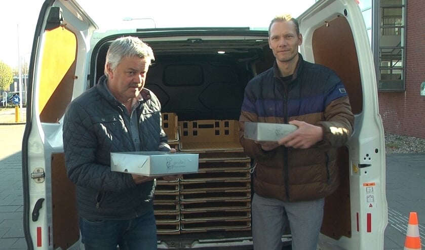 <p>Hans Assink (l) en Mark Stemerdink bezorgen de laatste van 900 tompoucen bij het SKB. Foto Lineke Voltman</p>