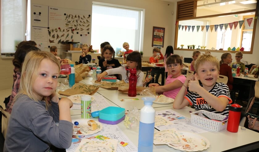 <p>De kinderen van groep 3/4 genieten samen van de paaslunch. Foto: Arjen Dieperink</p>