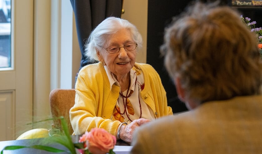 <p>Mevrouw Piek in gesprek met (op de rug gezien) burgemeester Anton Stapelkamp. Foto: Marcel te Brake</p>