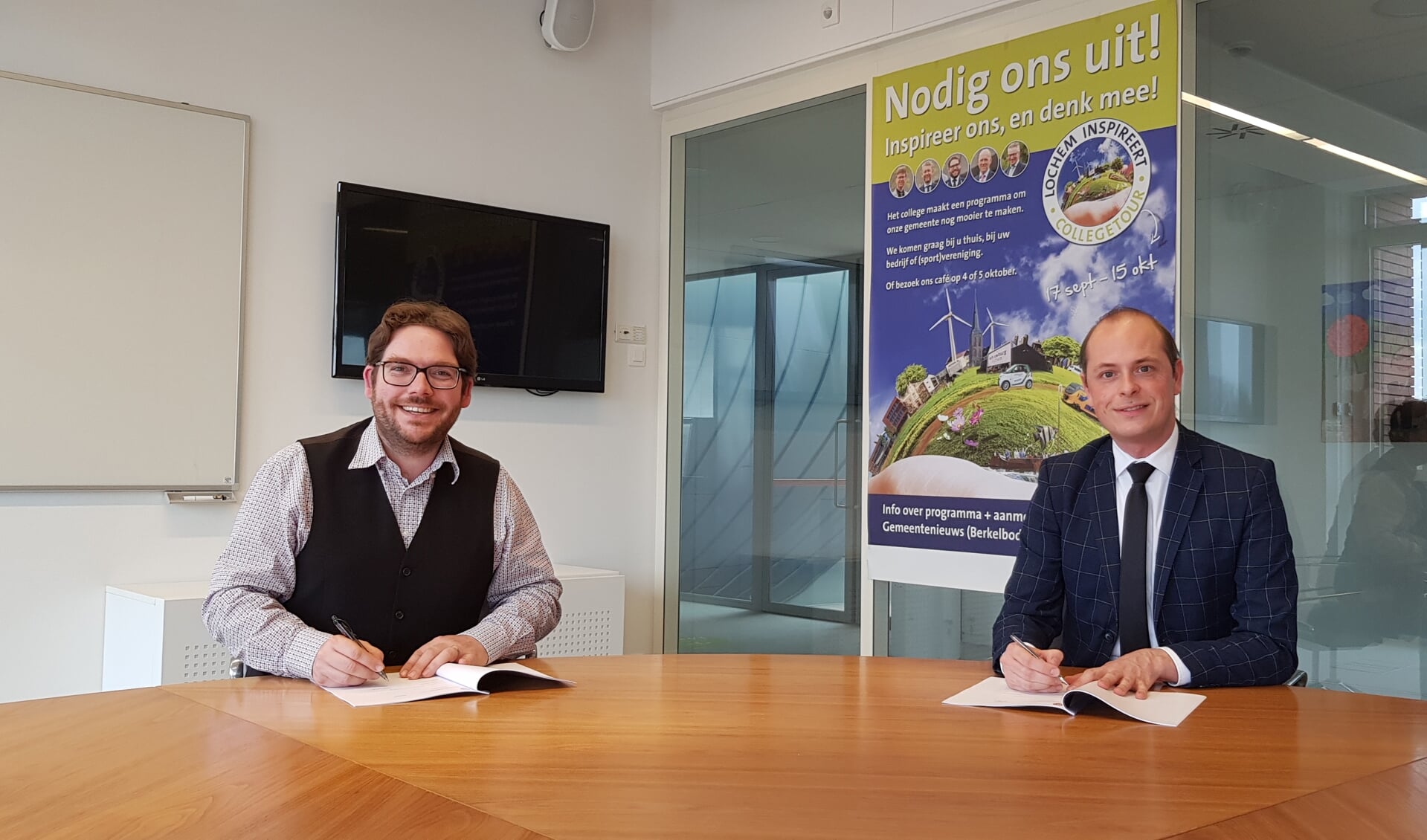 Burgemeester Sebastiaan van ’t Erve en Marc Janssen van het meldpunt tekenen een samenwerkingsovereenkomst. Foto: PR