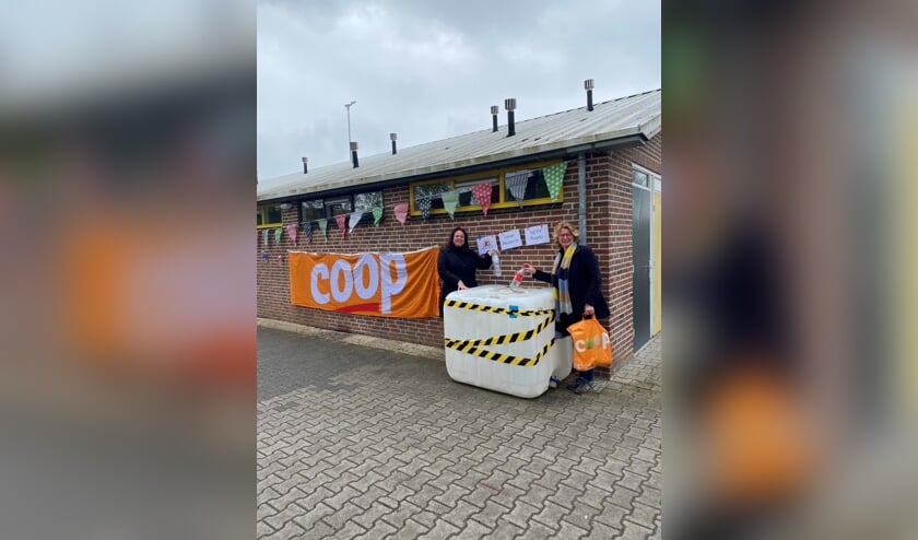 <p>Voorzitter van de Kantinecommissie Heleen Weerkamp en secretaris Ria Steging van VV Ruurlo doneren de eerste statiegeldflessen in een van de containers op sportpark 't Rikkelder. Foto: PR </p>