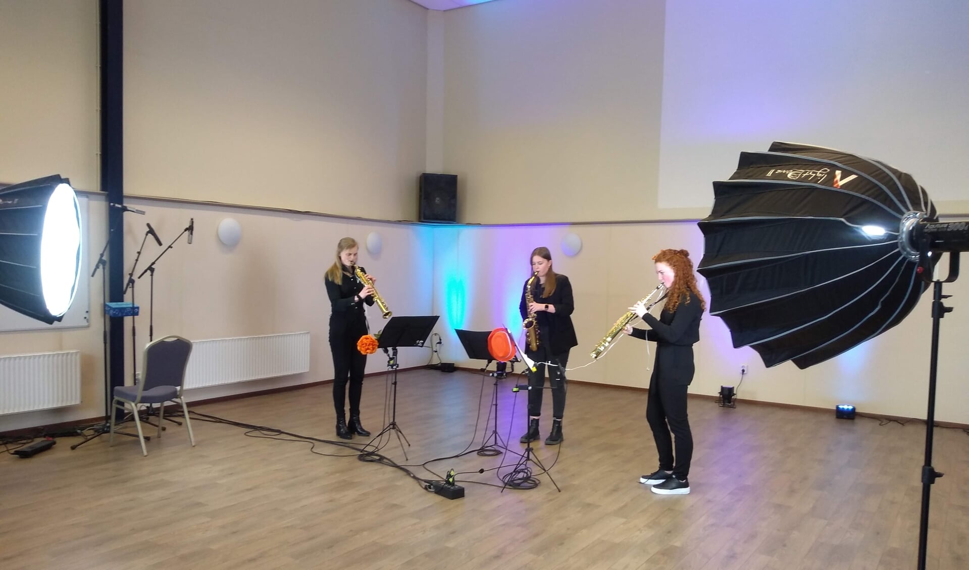Opnames voor het digitale Koningsdagconcert in de Klephoorn door Ezra te Paske, Arianne Jentink en Loïs Hieltjes. foto PR Eendracht