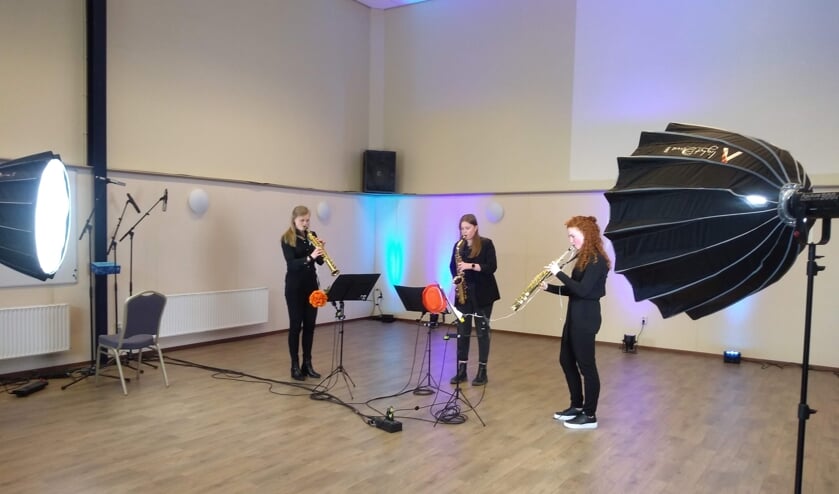 Opnames voor het digitale Koningsdagconcert in de Klephoorn door Ezra te Paske, Arianne Jentink en Loïs Hieltjes. foto PR Eendracht
