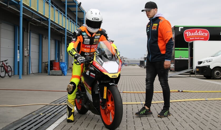 <p>Victor Steeman op zijn eigen KTM. Foto: Henk Teerink</p>