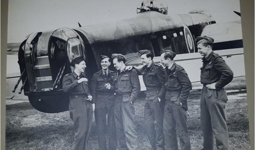 <p>De bemanning van de bij Hackfort neergestorte Lancaster. Foto: PR </p>