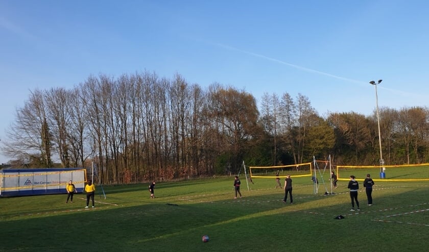 <p>Vier volleybalvelden op de ijsbaan. Foto: PR</p>