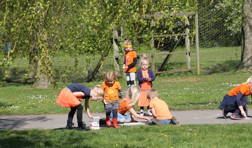 Stoepkrijten in het Wentholtpark.