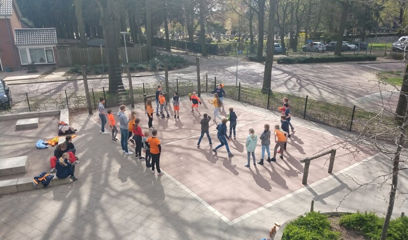 <p>Leerlingen van de Piersonschool tijdens koningsspelen op het plein. Foto: PR</p>
