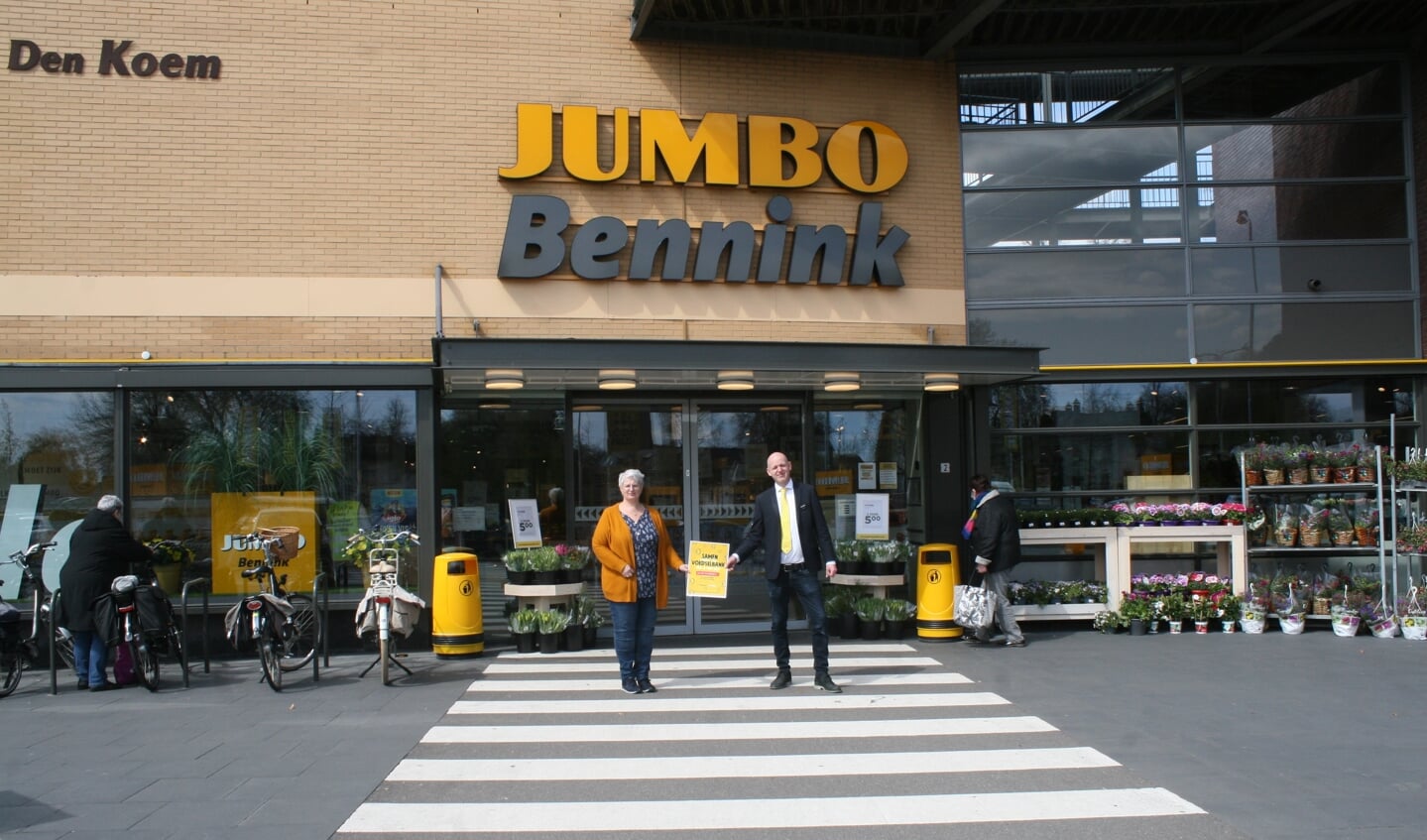 Manita van den Berg en Johan Teunis tonen de Jumbo voedselbank doneeractie. Foto: Dinès Quist 