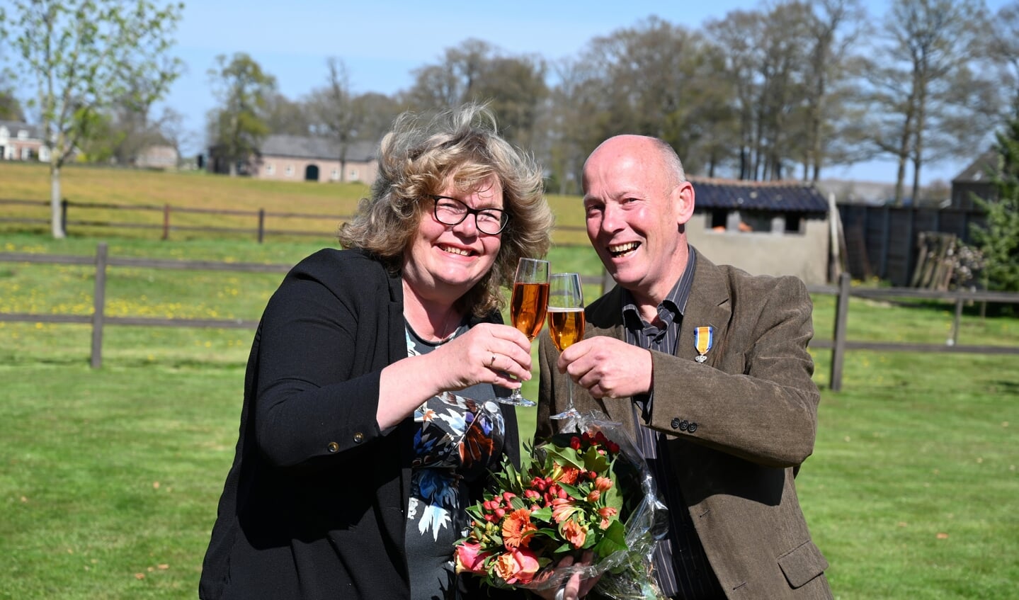 Henk Greven proost met zijn partner Stella Elferink nadat zij zijn koninklijke onderscheiding heeft opgespeld. Foto: Gemeente Bronckhorst 