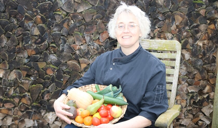 <p>Esther Wissink: "Zonder bijen en andere insecten hebben wij geen groente en fruit." Foto: Arjen Dieperink</p>