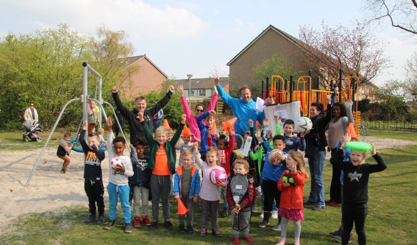 <p>De kinderen uit de buurt zijn heel blij met de spelmaterialen. Foto: Lydia ter Welle</p>