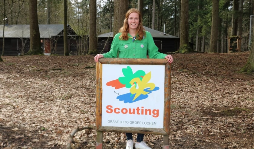 <p>Miek Somhorst voor het gebouw van Scouting Graaf Ottogroep aan de Gageldijk. Foto: Arjen Dieperink</p>