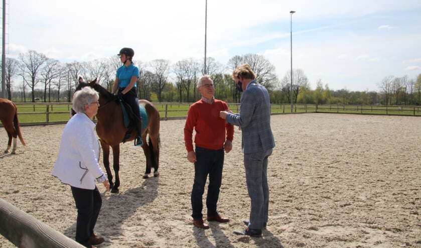 <p>Burgemeester Stapelkamp speldt de onderscheiding op. Foto: Lydia ter Welle</p>