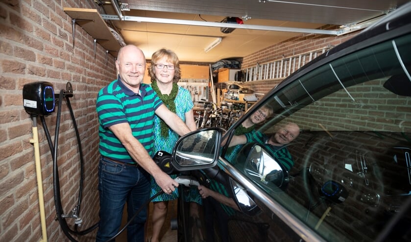 <p>Jan en Anna Hulst laden de elektrische auto op met de stroom van hun zonnepanelen. Een volle accu kost ze circa 1,80 euro. Foto: Patrick van Gemert/Zutphens Persbureau</p>