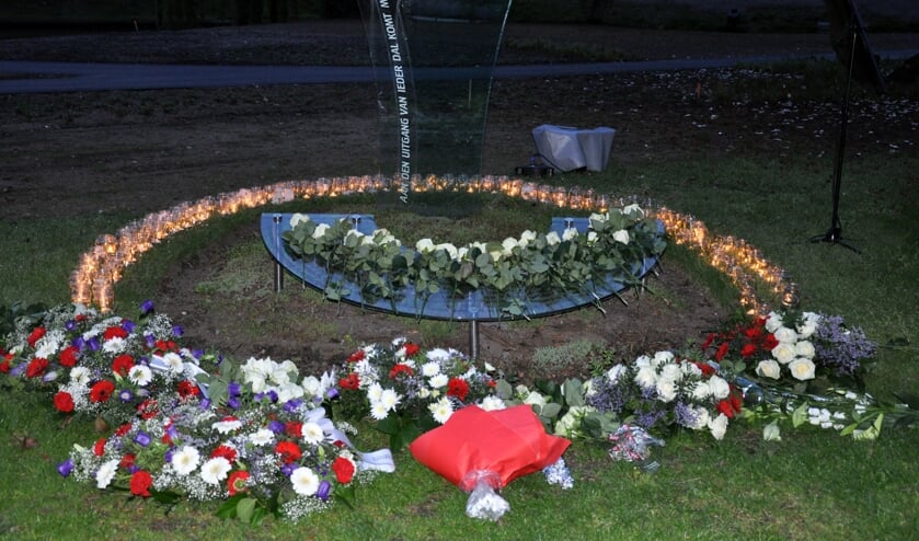 <p>Kranslegging bij het glazen monument. Foto: Comité 4 mei Groenlo</p>