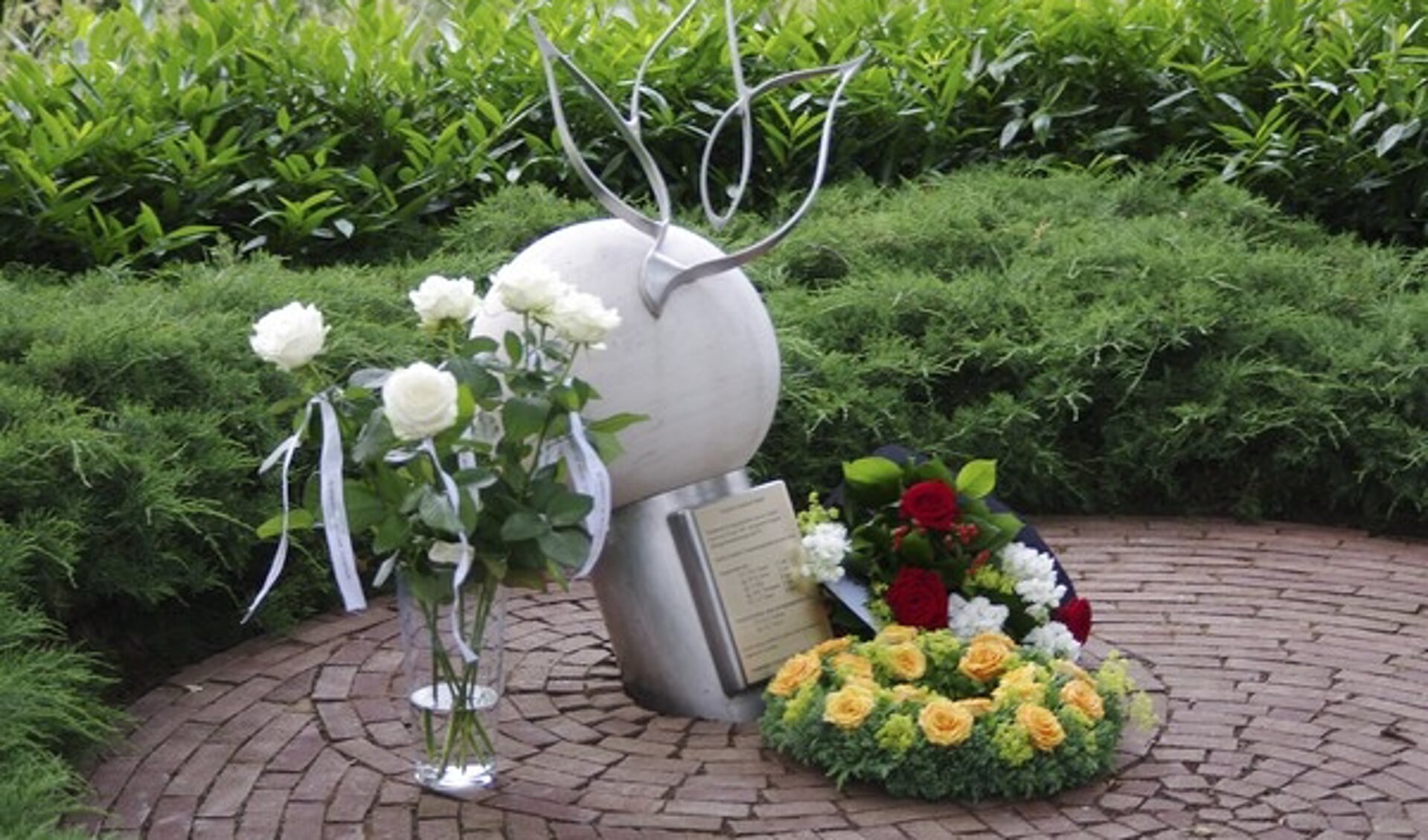 Het monument 'Vliegen voor Vrede', gemaakt door Wim Westerveld, en geplaatst aan de Huisstededijk in IJzerlo. Foto: eigen foto