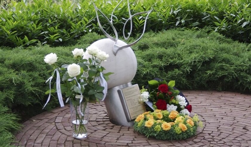 Het monument 'Vliegen voor Vrede', gemaakt door Wim Westerveld, en geplaatst aan de Huisstededijk in IJzerlo. Foto: eigen foto