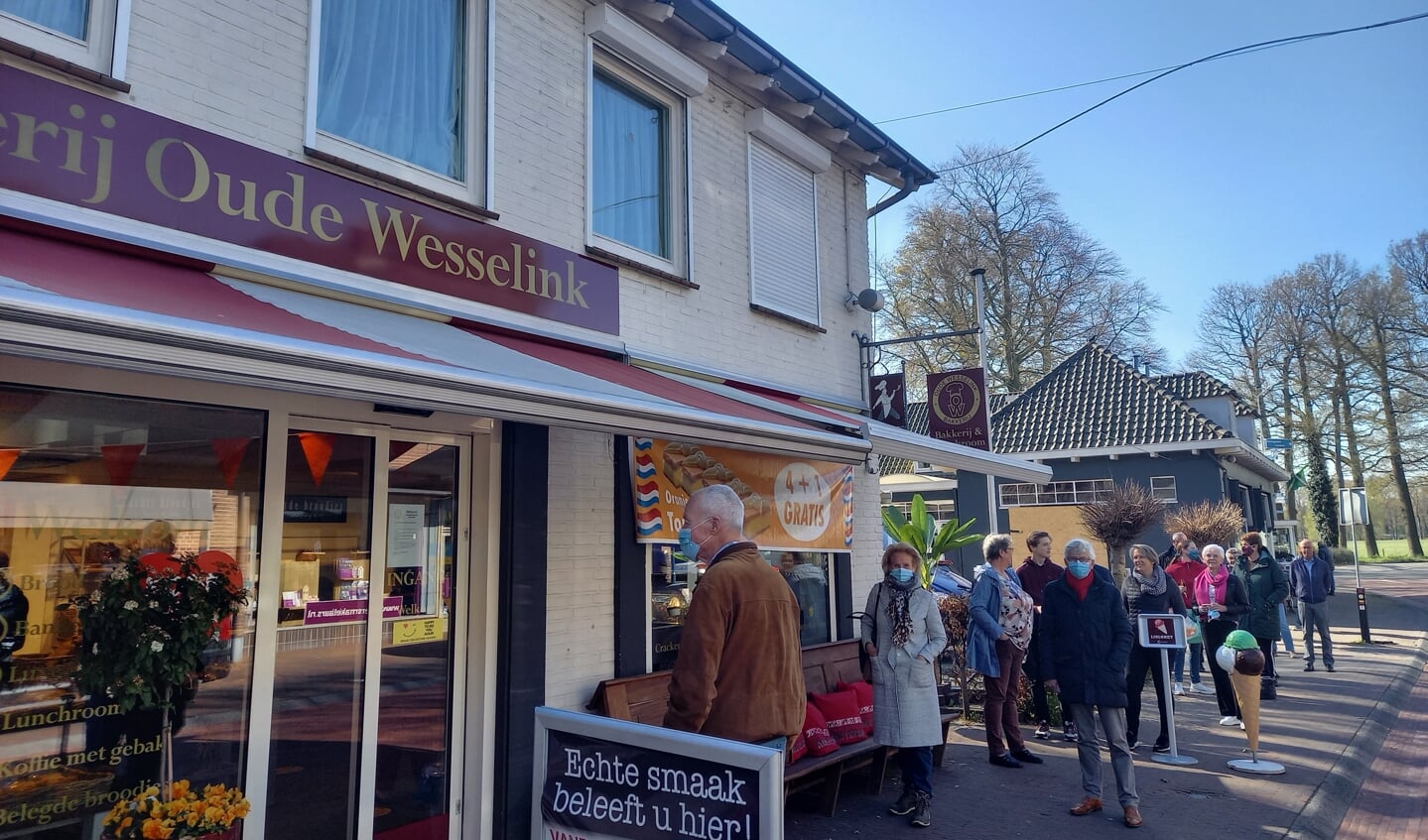 Bij Bakkerij Oude Wesselink ontstond een lange rij wachtende mensen die tompoucen hadden besteld. Foto: Jan Hendriksen