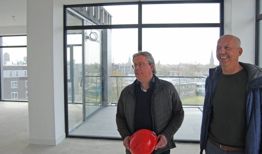 <p>Mark en Hans (r) Horstik in de nieuwe locatie van de Gouden Leeuw Groep, die medio 2021 wordt opgeleverd. Foto: Contact</p>
