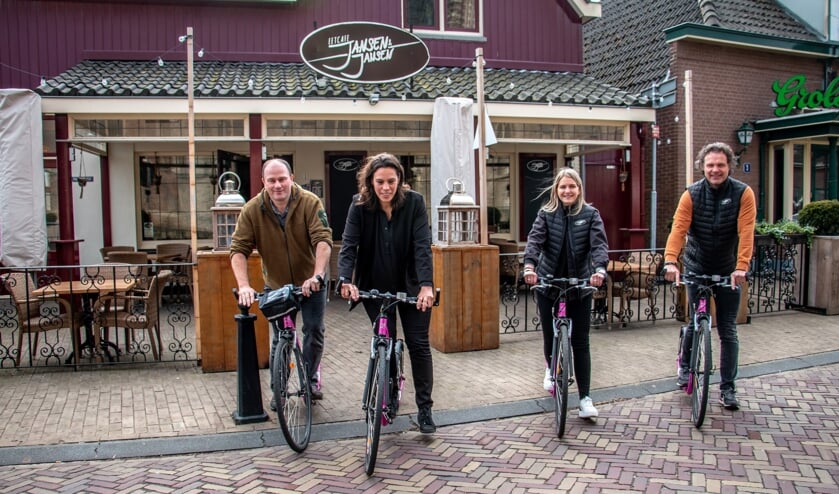 <p>Guido, Samantha, Anniek en Marco reden al de tien kilometerroute in en om Hengelo. Foto: Liesbeth Spaansen</p>