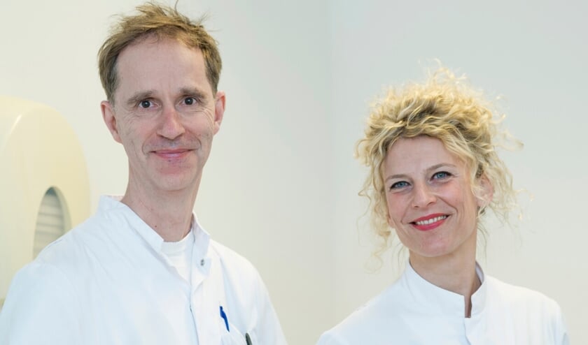 <p>KNO-arts Robbert Ensink en longarts Mariëtte Goezinne van Allergie polikliniek Gelre Zutphen. Bron: Medische Fotografie Gelre ziekenhuizen</p>