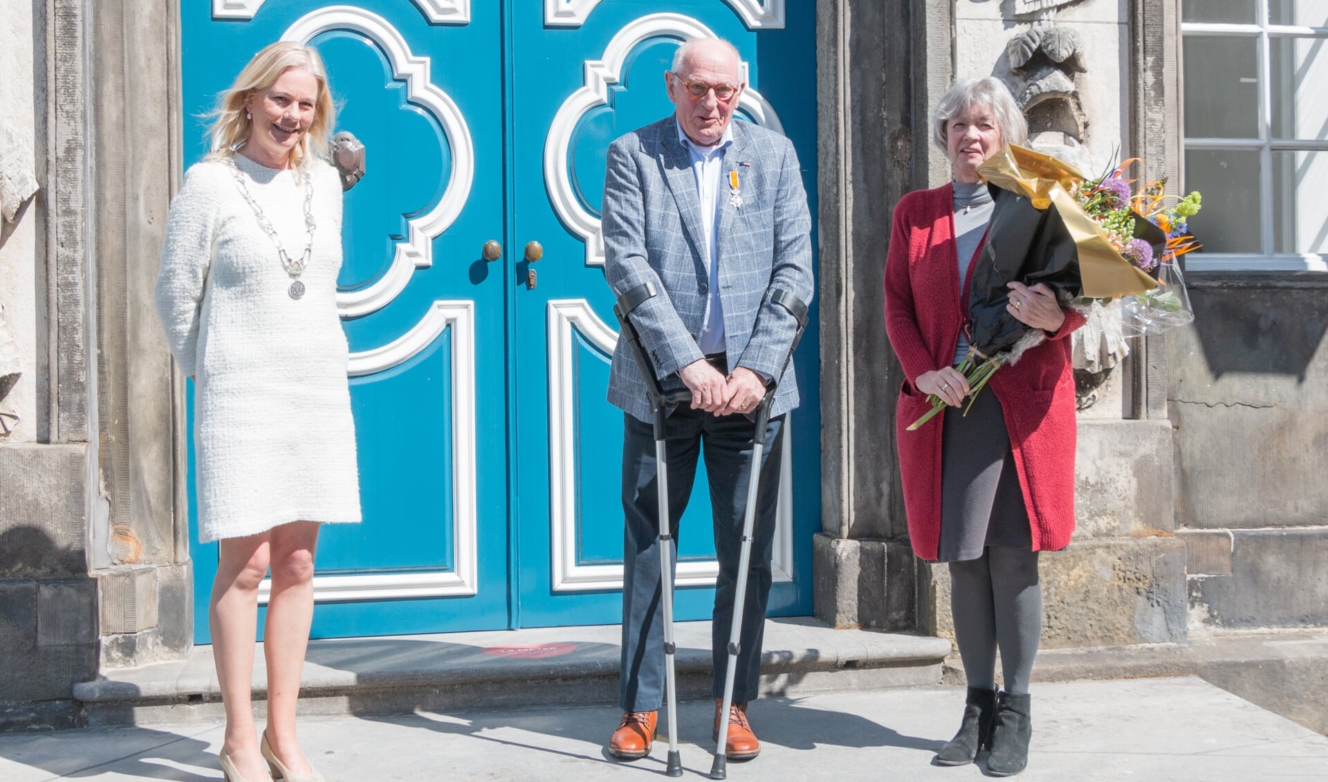 Cor Weerkamp en zijn vrouw met burgemeester Annemieke Vermeulen. Foto: Henk Derksen