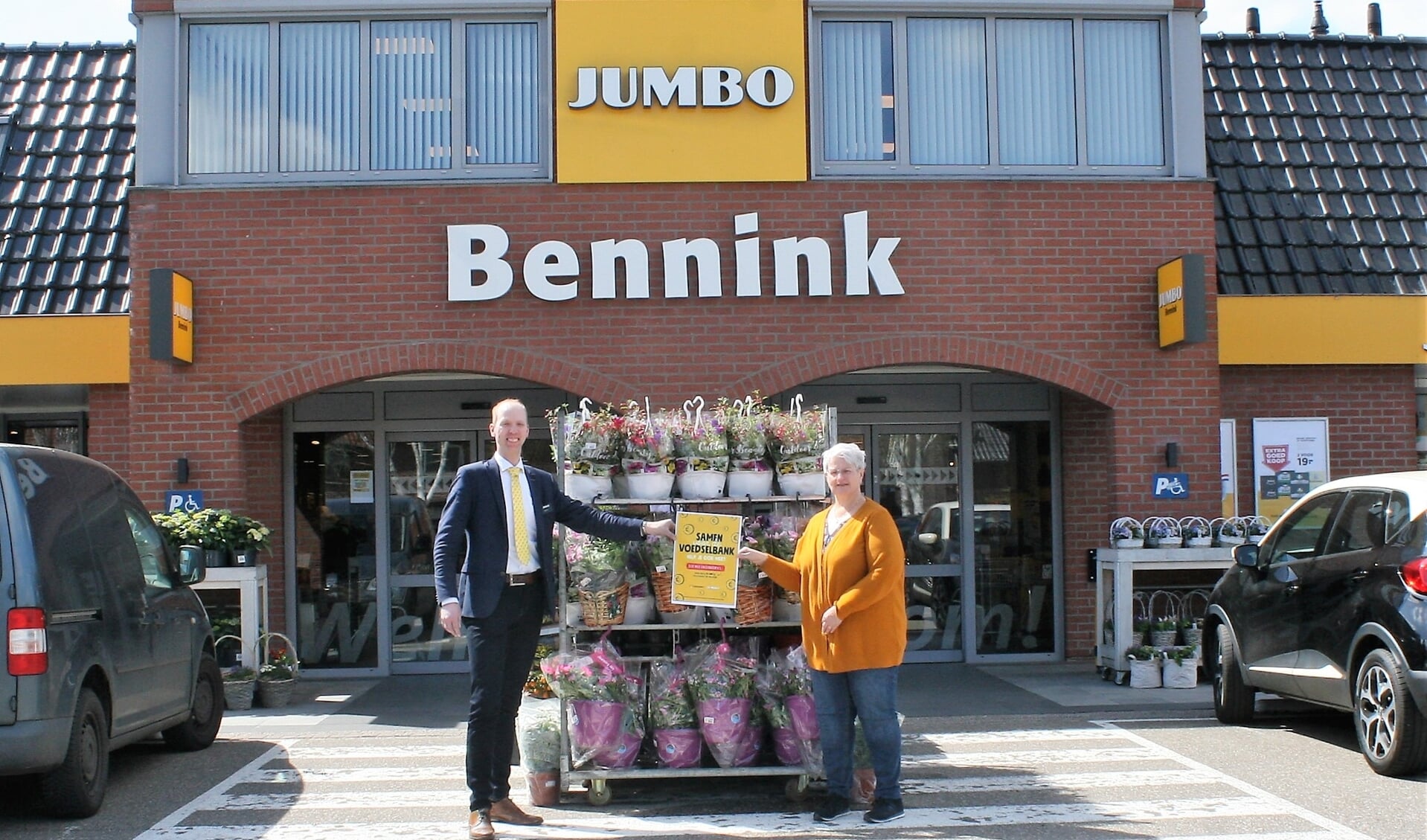 Jerry Wopereis en Manita van den Berg tonen de Voedselbank doneeractie. Foto: Dinès Quist
