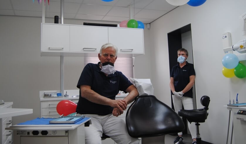 <p>Tandarts Zeilstra op zijn laatste werkdag, in de versierde behandelkamer, met assistente Marjan. Foto: Contact </p>