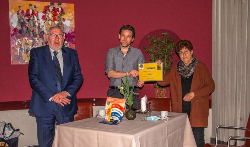 Jaap Flokstra, Maarten Op de Weegh en Annie Peppelman kregen voor het Voedselloket Zelhem een cheque. Foto: Achterhoekfoto.nl/Liesbeth Spaansen