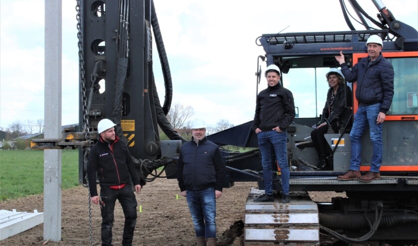 De eerste paal voor het nieuwe ‘schroevenpand’ op bedrijventerrein Revelhorst 4 ging vorige week de grond in onder het toeziend oog van v.l.n.r. Sander Heijink, Marcel Peters (aannemer Temmink Bouw), Stefan Heijink, Gerrie Heijink en Henk Heijink. Eigen foto