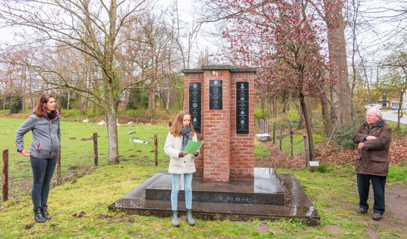 Een van de leerlingen leest haar gedicht voor. Foto's: Henk Derksen