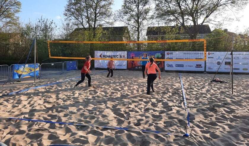 <p>WIK dames 1 traint op beachveld. Foto: PR</p>