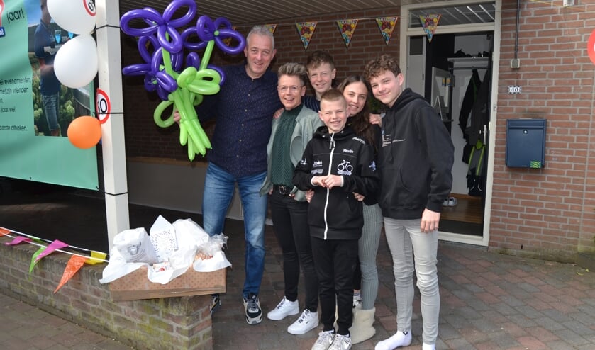 John Theissen met zijn gezin met een bos ballonnen en het ontbijt van Kanjers voor Kanjers. Foto: Karin Stronks