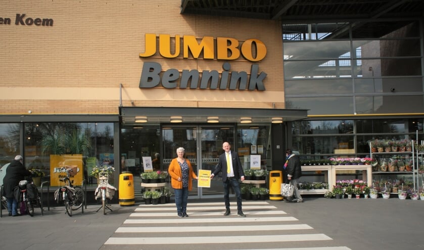 <p>Manita van den Berg en Johan Teunis tonen de Jumbo voedselbank doneeractie. Foto: Dinès Quist</p>