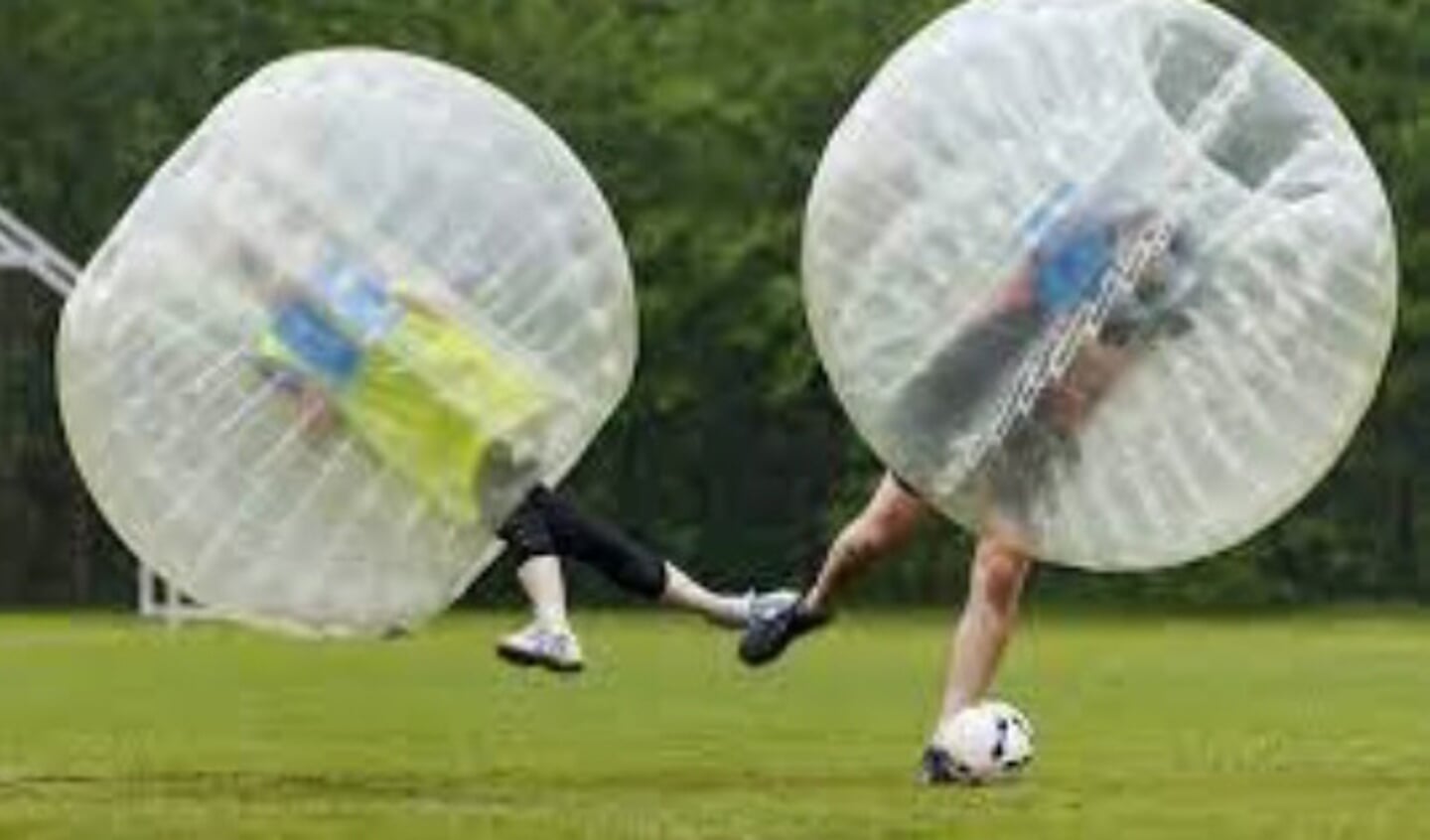 Bubbelbal: voetballen in een grote plastic bal. Foto: PR