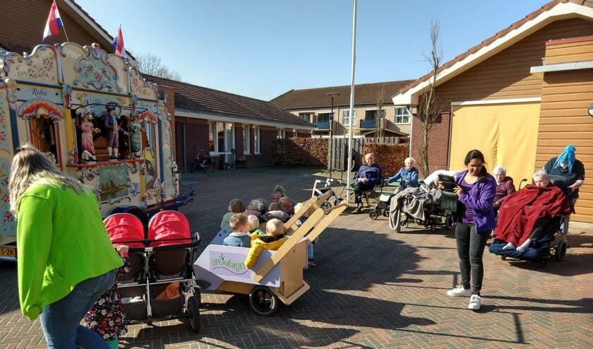 <p>Zowel oud als jong genoten van de draaiorgelserenade van de Zonnebloem Ruurlo. Foto: PR. </p>