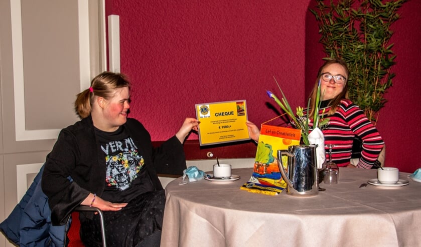 <p>Jitske (l.) en Romee wonen in De Wondere Wereld en zijn onder de indruk van de cheque. Foto: Achterhoekfoto.nl/Liesbeth Spaansen</p>