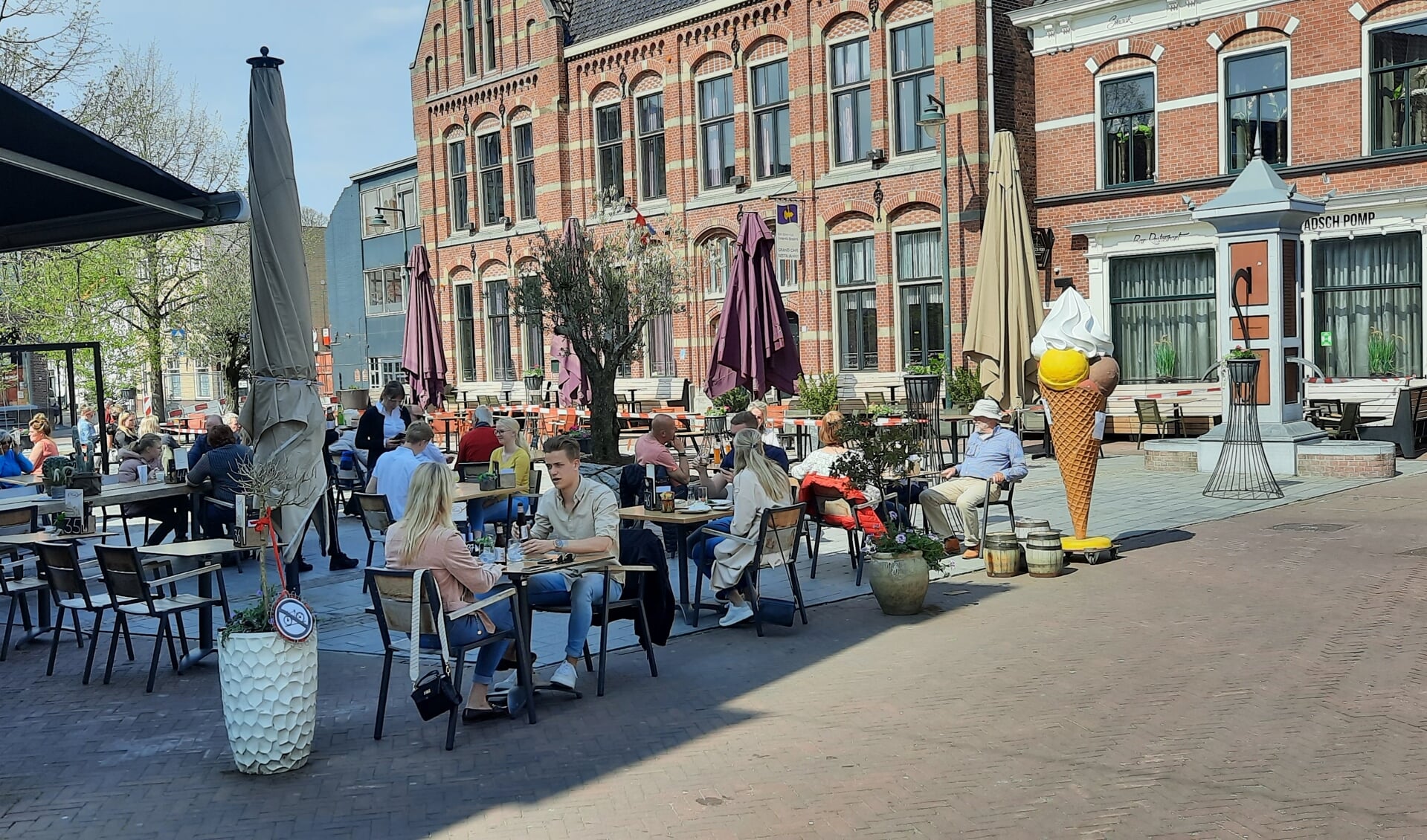 Woensdagmiddag een uur of vier, de terrasen op de Markt worden goed bezocht maar gasten hoeven niet in de rij te staan voor een plekje.