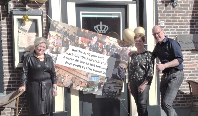 <p>Ilse en Geert van Tuil zette Bertha Tackenkamp (midden) vorige week letterlijk en figuurlijk in het zonnetje. Foto: Jan Hendriksen. </p>