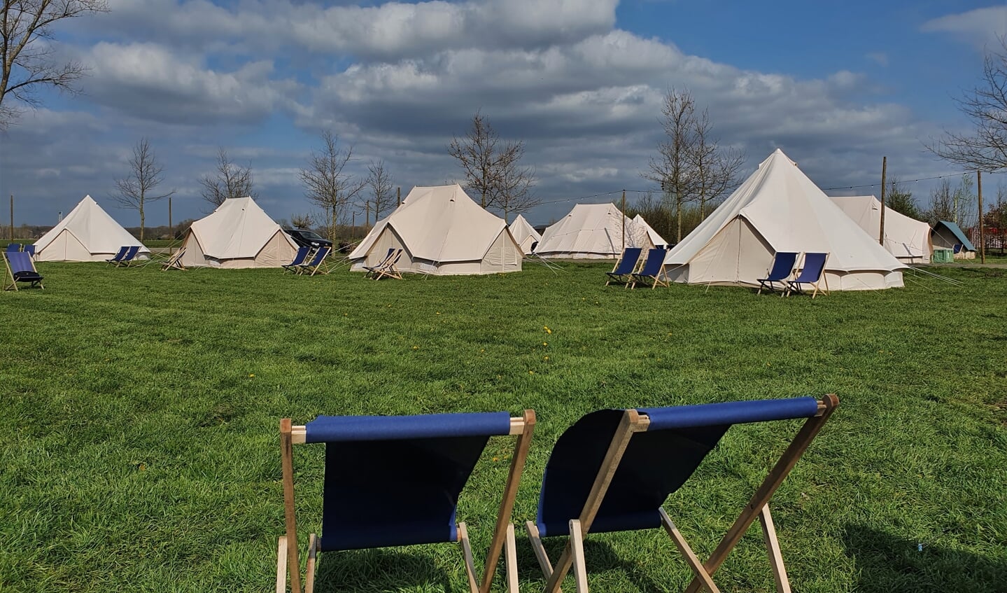 De tenten zijn ingericht, de luie stoelen staan klaar. Farmglamping De Scheurwei is klaar om vanaf mei gasten te ontvangen. Foto: Alice Rouwhorst